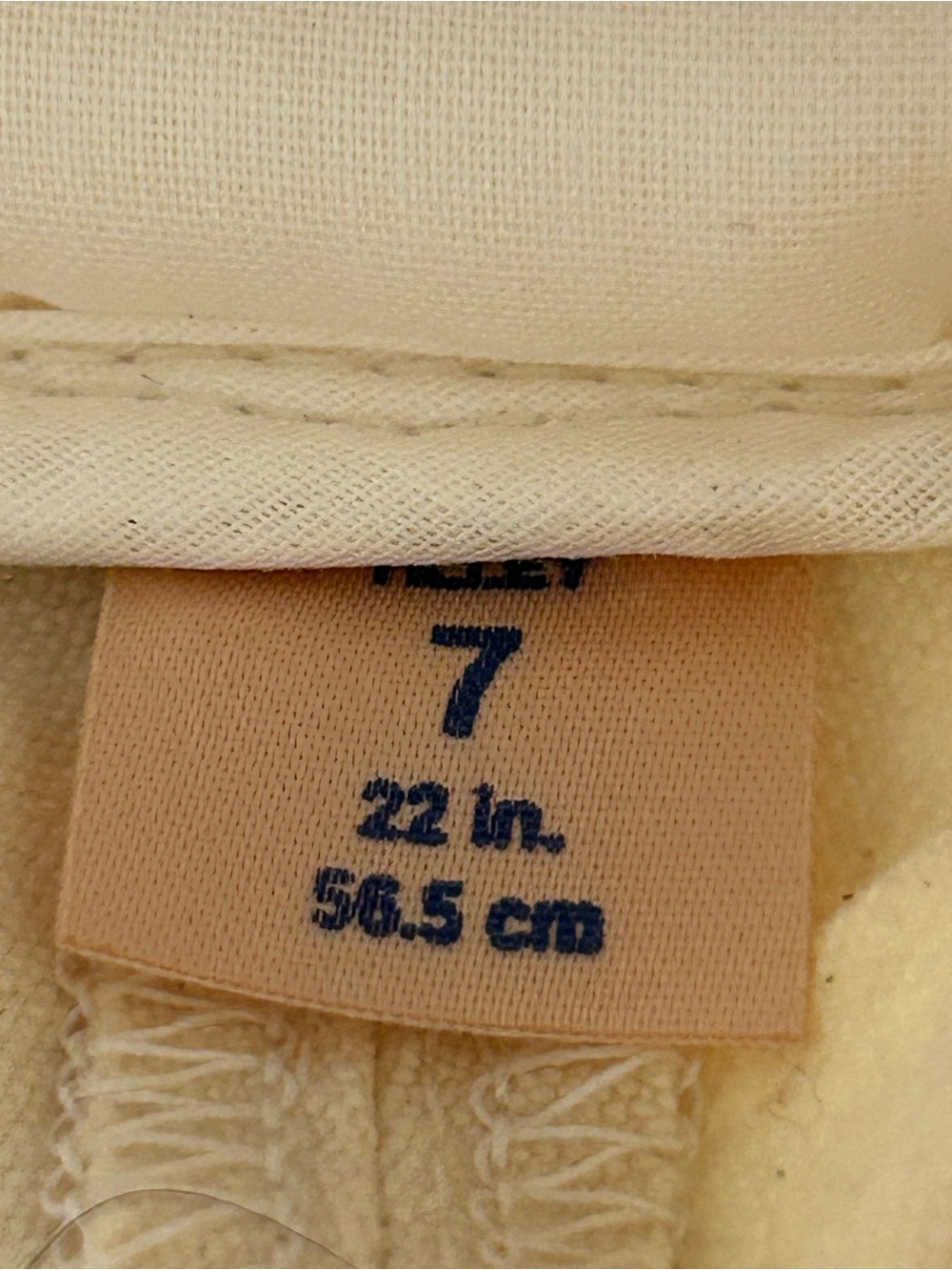 Tilley Iconic Cream Canvas Bucket Hat Size 7 , 22 inches
Made in Canada - Picture 7 of 9
